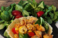 Insalata di tortellini croccanti in cialde di parmigiano.
