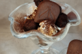 Coppa Golosa con praline di biscotti, burro arachidi e gelato.