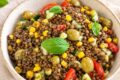 Insalata estiva di lenticchie, fresca e colorata.